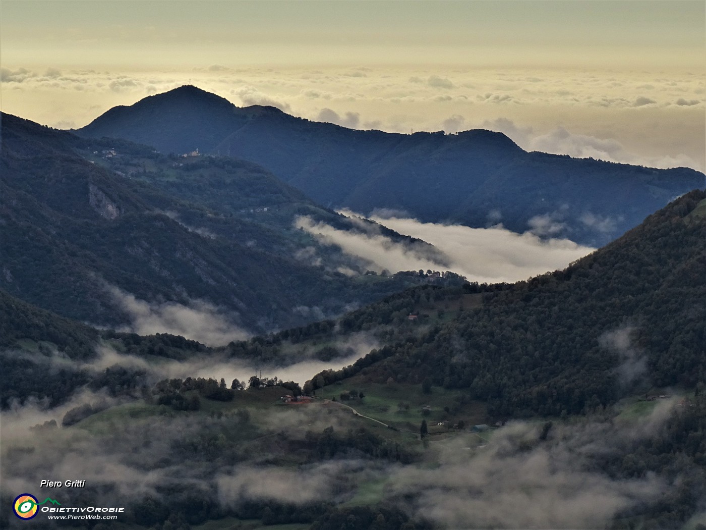 32 Zoom verso il Canto Alto con nebbie vaganti.JPG